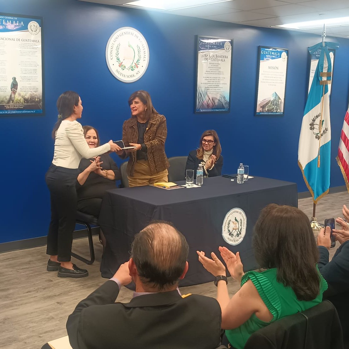 apaniaguaavila's tweet photo. Gracias a @KarinHerreraVP y equipo por escuchar; al Consulado de Guatemala en Nueva York por abrir el espacio; y a @MigrantesPorGT por el apoyo. 
#Nohaysaludsinsaludmental https://t.co/6XgtL7nNQ5