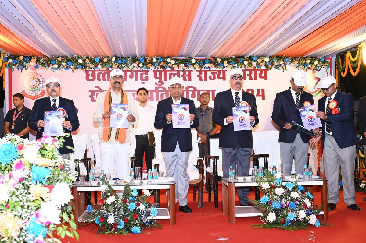 ChhattisgarhCMO's tweet photo. मुख्यमंत्री श्री विष्णु देव साय छत्तीसगढ़ पुलिस राज्य स्तरीय खेलकूद प्रतियोगिता के समापन समारोह में हुए शामिल।

 मुख्यमंत्री श्री साय ने कहा कि पुलिस का कार्य काफी चुनौतीपूर्ण,इसके लिए शारीरिक स्फूर्ति और मानसिक मजबूती जरूरी है। इस दौरान मुख्यमंत्री ने छत्तीसगढ़ पुलिस राज्य क्रीड़ा प्रतियोगिता 2024 के विजेताओं को पुरस्कृत भी किया।