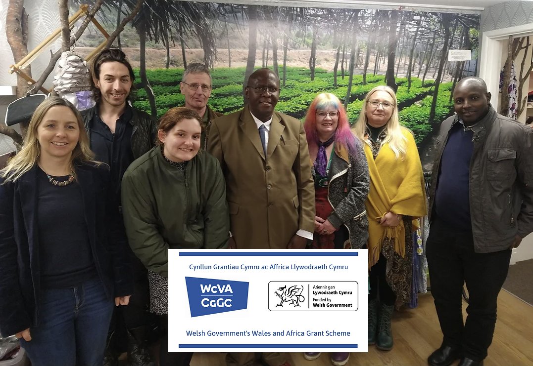 Great meet at the Carmarthen Climate Shop with our Kenyan partners John Bett and Alex Katana. Thanks to @LillaFarkas5, @QuyDavies (@sizeofwales) and @treesforchange_ for coming along and to @walesandafrica and @WCVACymru for kindly funding this international exchange visit 👇👇👇