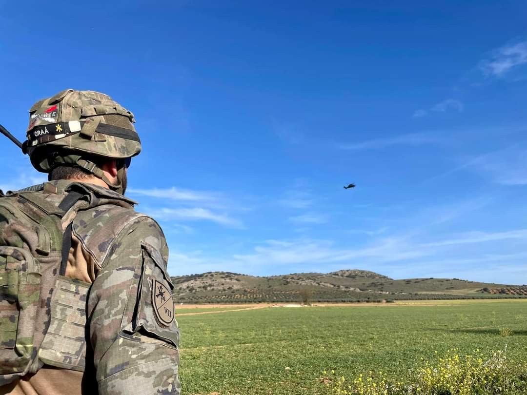PlataformaMill1's tweet photo. La Brigada de #LaLegión se instruye con el Batallón de Helicópteros de Ataque I #BHELAI en procedimientos de Close Combat Attack #CCA, llevando a cabo ejercicios tácticos de simulaciones de ataques con helicópteros desde tierra, en la provincia de #CiudadReal.
Vía: @FUTER_ET. https://t.co/h8XuP8sY0W