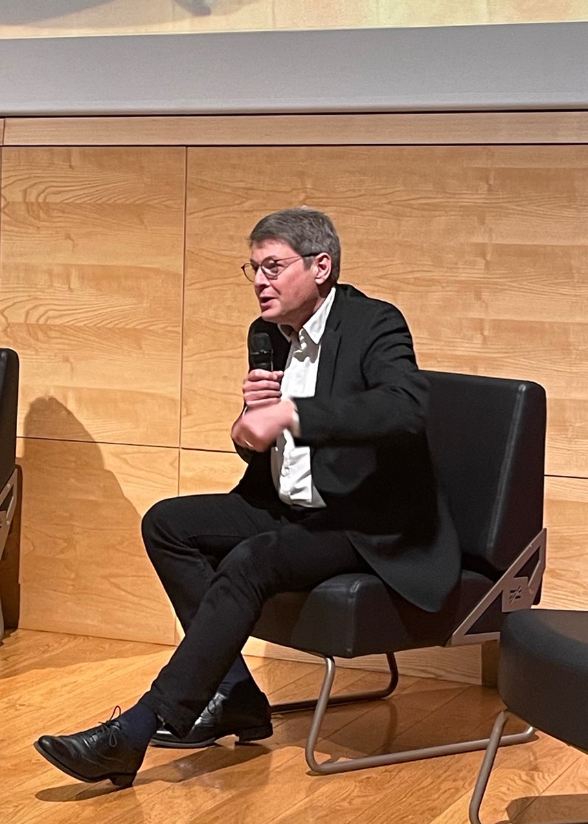 "On avait une inversion assez intéressante. Ceux qui défendaient un médicament dont l’efficacité n’a jamais été prouvée sont les mêmes qui ont prétendu à la dangerosité de vaccins d'un efficacité avérée”, souligne <a href="/MathieuMolimard/">Pr Mathieu Molimard</a>, chef du service de pharmacologie médicale au