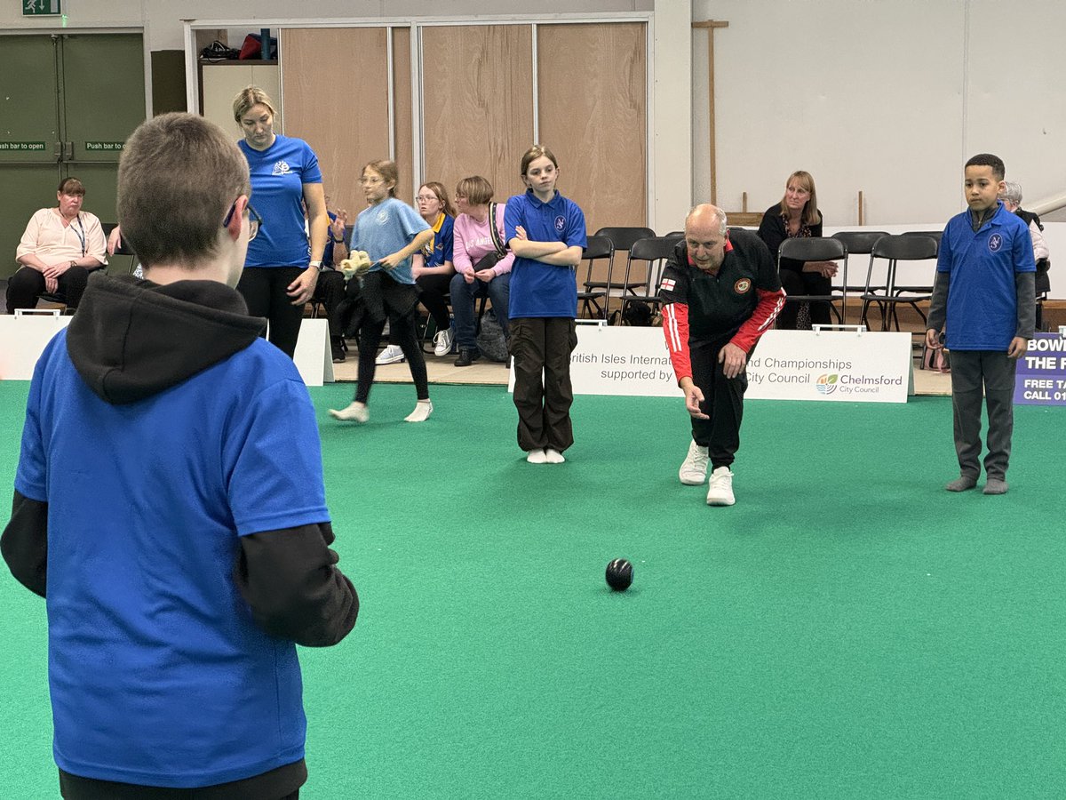 It was fantastic to be joined again by some local primary school children during the lunchtime break of today’s BIIBC Men’s International Series, lead by our Director of Youth Development, John Rednall! 🤩

#EIBA #YouthDevelopment #PlayBowls #IndoorBowls #ASportForAll