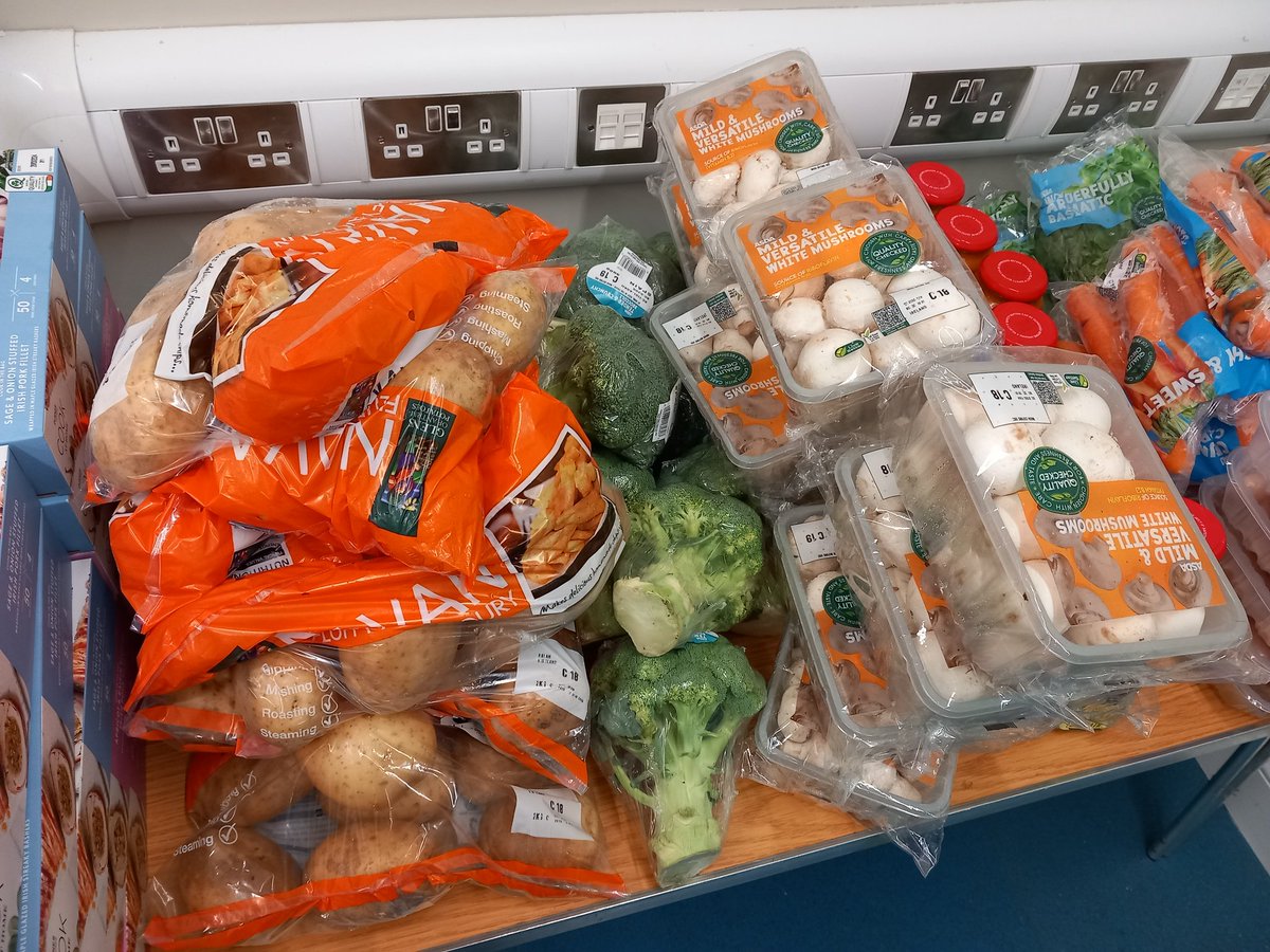 bcda1974's tweet photo. Our Cook-It programme this morning made a delicious cheesy chicken pasta bake! 

They also took home some of our Cook from Home packs to use their new skills to cook for their families at home! 🍲 https://t.co/NH6AWDbpfi