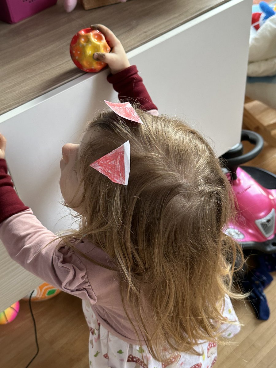 K2 hat für sich und K3 Katzenohren gebastelt und diese dann mit Prittstift in die Haare geklebt 🤐