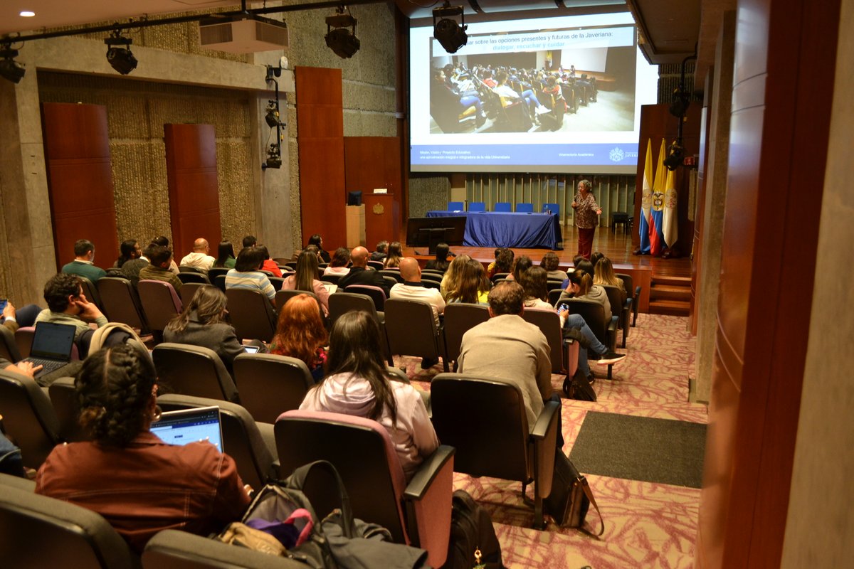 mafarahq's tweet photo. Agradezco al programa #Cardoner por invitarme a este espacio de diálogo y escucha en el que pudimos conversar, junto a los/as asistentes del encuentro, sobre la Misión, la Visión y el sentido de nuestro proyecto educativo en @UniJaveriana. 💛🤍💙 https://t.co/eKu8Tl1ZM6