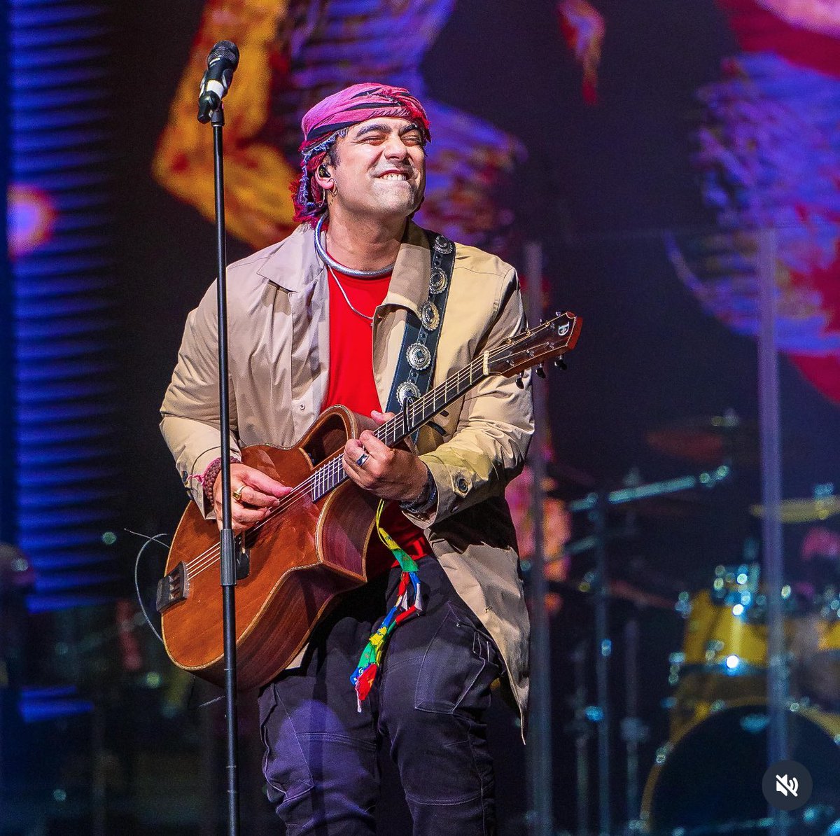 Slipping into a trance where you are my addiction and 
your love is my only cure . 
Thank you America for loving us 🙏🏻 . #jnlive