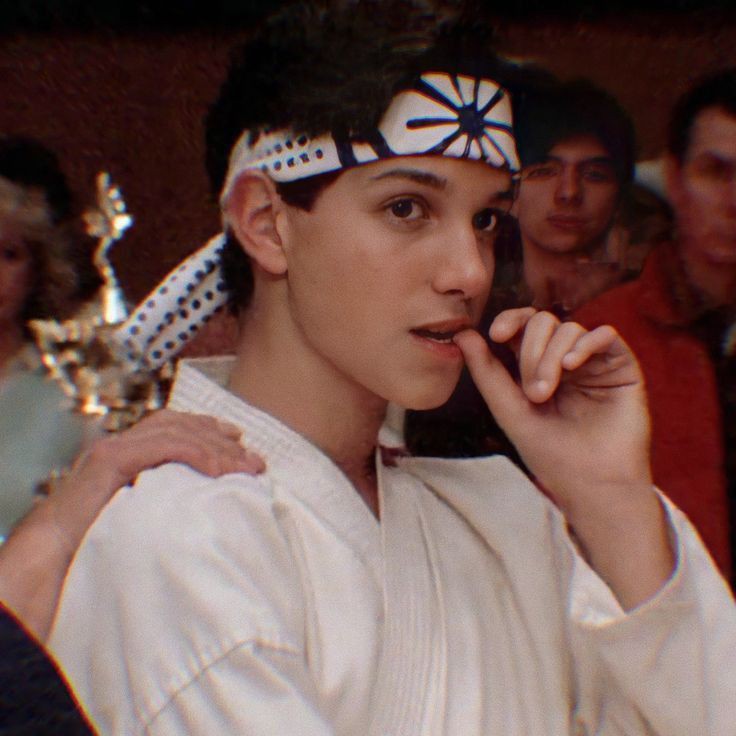 zoefilter's tweet photo. manda um "?" e eu te dou uma letra.   

 Me deram: D

Daniel Larusso https://t.co/U4C95aJO7N