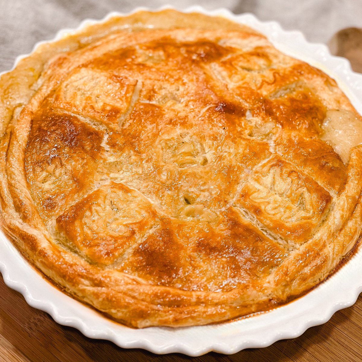 homeandfeast's tweet photo. Puff Pastry Turkey Pot Pie - A testament to the art of creating a hearty, satisfying dish that warms both the body and soul.🥧
Recipe➡️ https://t.co/BMGIM9vnFn
#countrykitchen #homemaking #cooking #farmtotable #traditionalhome #homemakers #traditionalcooking #cookskitchen #cooksgarden #kitchengarden #countryliving #slowliving #homecooking #americancountryliving
#pie #PiDay
