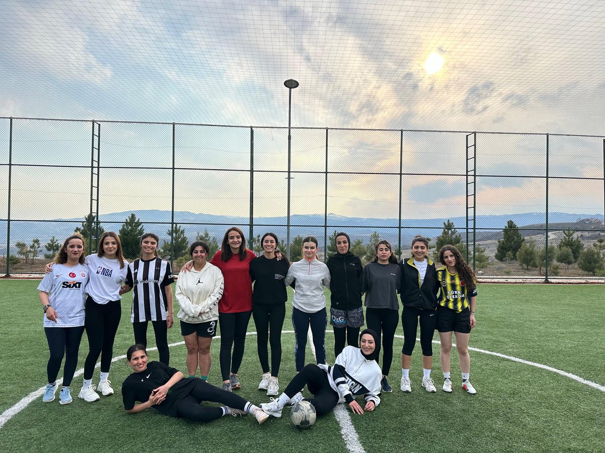 ezgiol's tweet photo. Pırıl pırıl gençler 🧚♀️
Onlar için futbol oynamaya çalıştık🫠
#gsbyurt
#yurtmüdürününgünlüğü
#Gençlergözbebeğim
#Tunceli https://t.co/RgmIs0TAaK