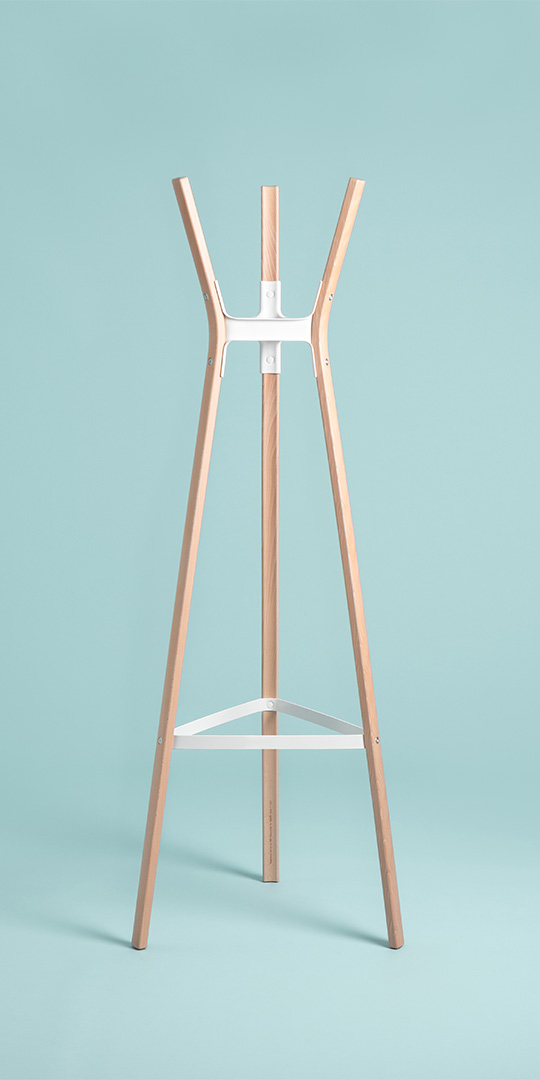 OraltoDesign's tweet photo. Conçu par R &amp; Erwan Bouroullec, le porte-manteaux Steelwood fascine par son minimalisme élégant.  Edité par Magis, le  Steelwood est composé de trois piliers en hêtre massif reliés par de la tôle d'acier verni en résine époxy volontairement visible. En vente chez Oralto Design ! https://t.co/46860HjayR