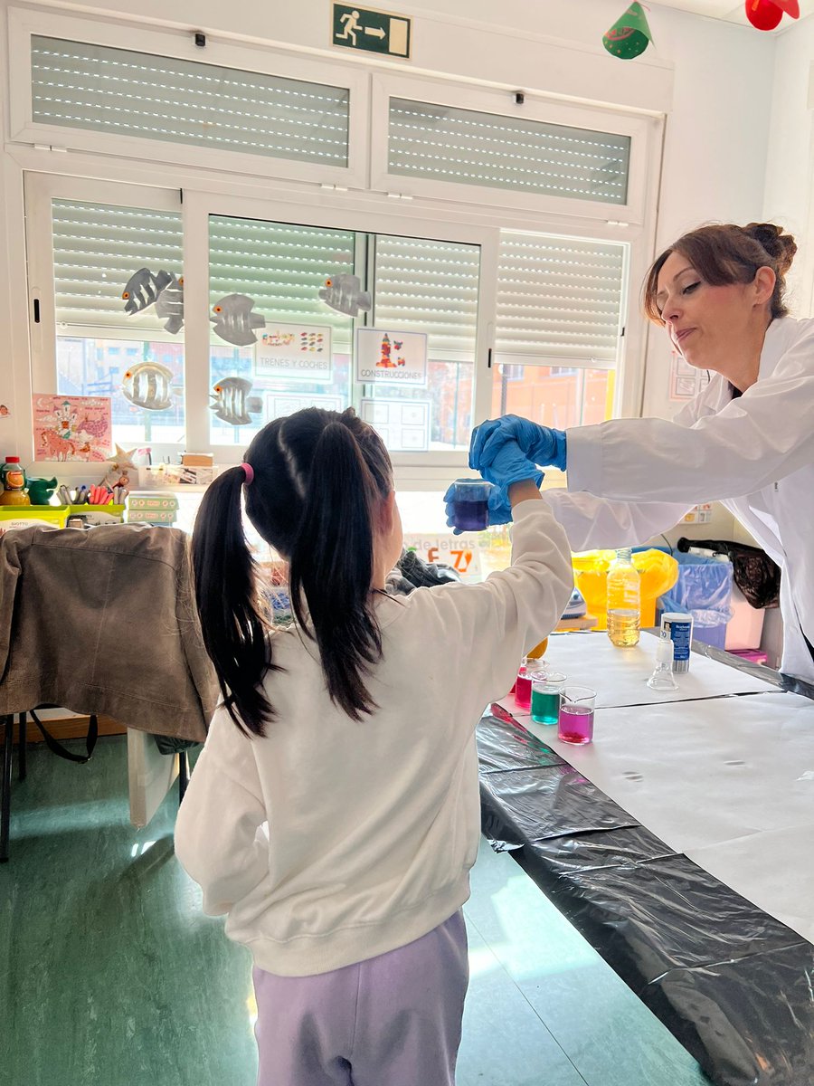 CEIP_VFerrer's tweet photo. En infantil 5 años nos hemos quedado con la boca abierta viendo los experimentos científicos que nos ha mostrado hoy la mamá de un compañero. Gracias por venir, ha sido un día especial y muy interesante. @CEIP_VFerrer https://t.co/qXHQZhmiid