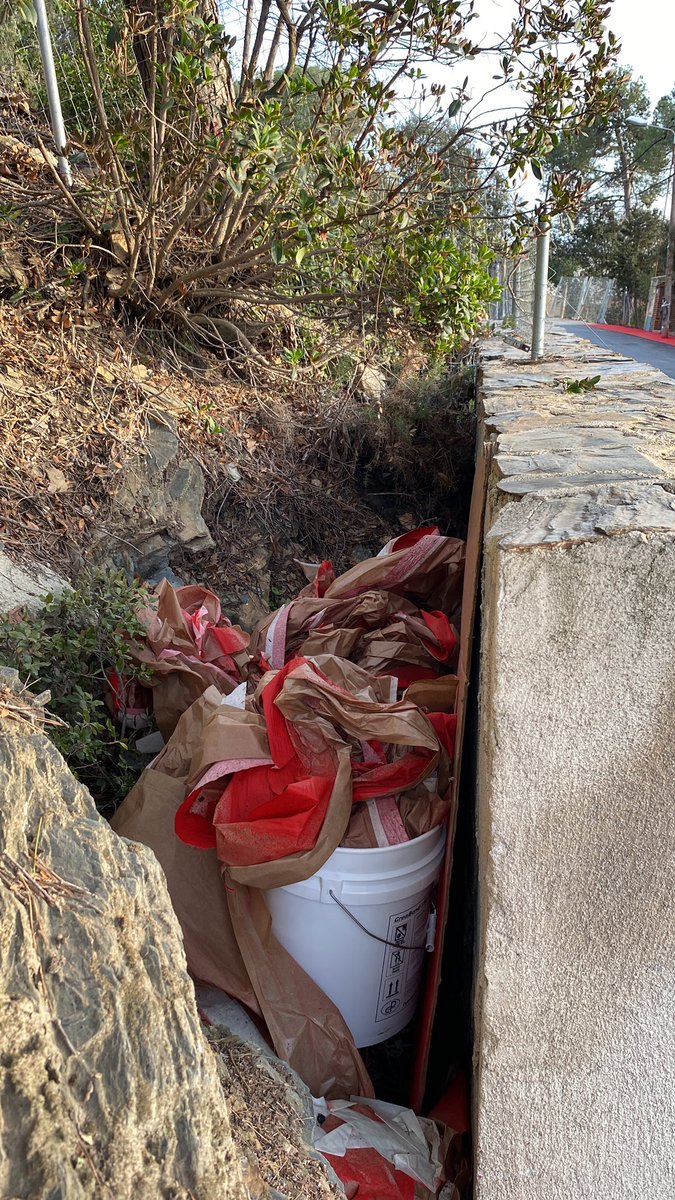 Així amaguen les restes els operaris que apedacen aquests dies els carrers dels barris de muntanya a #Barcelona. A banda d’això avui al carrer Marco Polo hi havia calçat de seguretat i mascaretes de pintor abandonades