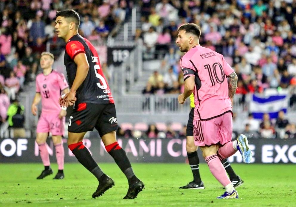 agustinmalves's tweet photo. 👀Rodrigo Fernández Cedrés sobre el cruce con Suárez y Messi

🗣️ "No había ambiente para sacarme una foto por lo que pasó en el partido. Estaba caliente y no me quise acercar. Son cosas q quedan ahí. Yo estaba haciendo mi trabajo. Juego igual con todo el mundo y así será siempre" https://t.co/Hm0BgNl7Rt