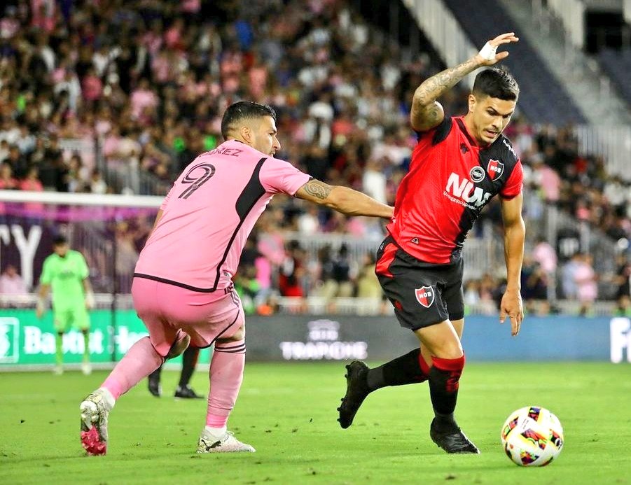 agustinmalves's tweet photo. 👀Rodrigo Fernández Cedrés sobre el cruce con Suárez y Messi

🗣️ "No había ambiente para sacarme una foto por lo que pasó en el partido. Estaba caliente y no me quise acercar. Son cosas q quedan ahí. Yo estaba haciendo mi trabajo. Juego igual con todo el mundo y así será siempre" https://t.co/Hm0BgNl7Rt