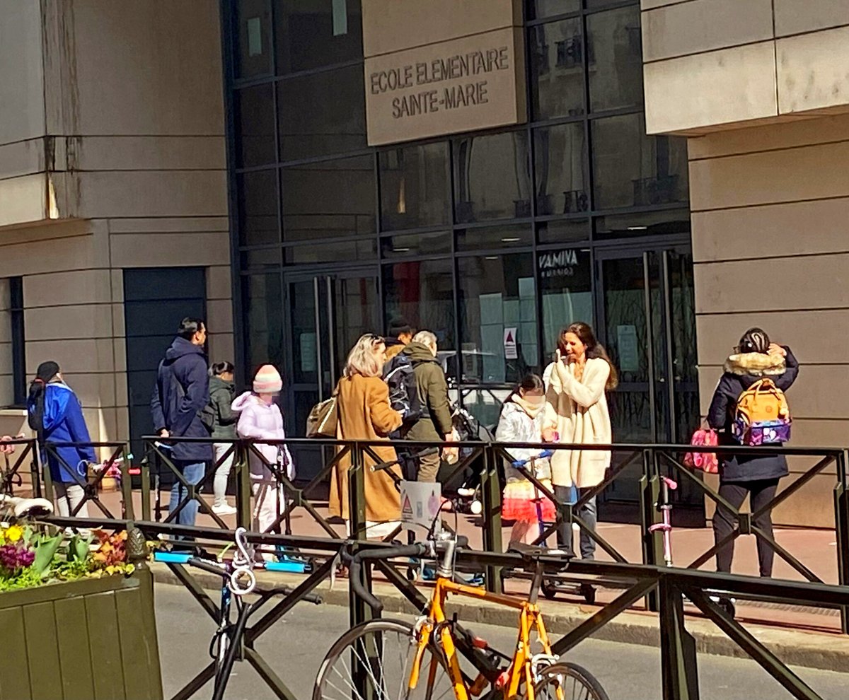 le_Parisien's tweet photo. Le directeur d'une école catholique surpris en train de se masturber dans la cour en pleine nuit
➡️ https://t.co/s9IxmF7l87 https://t.co/IjluBa1eHD