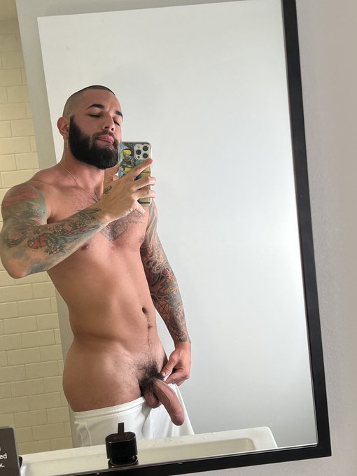 Whose hole should I use next? https://t.co/dPm1WEMFwu