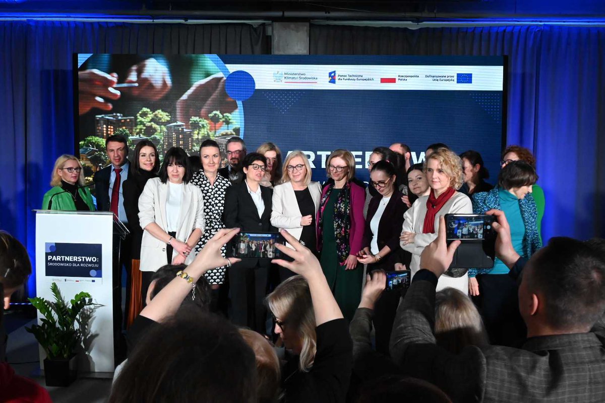 hennigkloska's tweet photo. Transformacja energetyczna jest szansą na lepszą jakość naszego życia i nie może pozostawiać nierozwiązanych problemów. Prowadzimy szeroki dialog z organizacjami pozarządowymi, samorządowcami, przedstawicielami biznesu. Chcemy myśleć zarówno o przedsiębiorcach, jak i osobach najsłabszych.

Musimy i chcemy – te dwa słowa przyświecają naszej pracy w Ministerstwie Klimaty i Środowiska - przekuć transformację energetyczną w sukces. W 300 mld zł inwestycji, w lepiej płatne miejsca pracy, w czyste powietrze, w niższe rachunki za prąd. 

Dziś rozpoczęliśmy cykl spotkań „Partnerstwo - środowisko dla rozwoju. Chcemy się dzielić planami, ale też czerpać z wiedzy i doświadczenia organizacji NGO’s. @PL_2050 #FunduszeEuropejskie #PartnerstwoŚrodowiskoDlaRozwoju