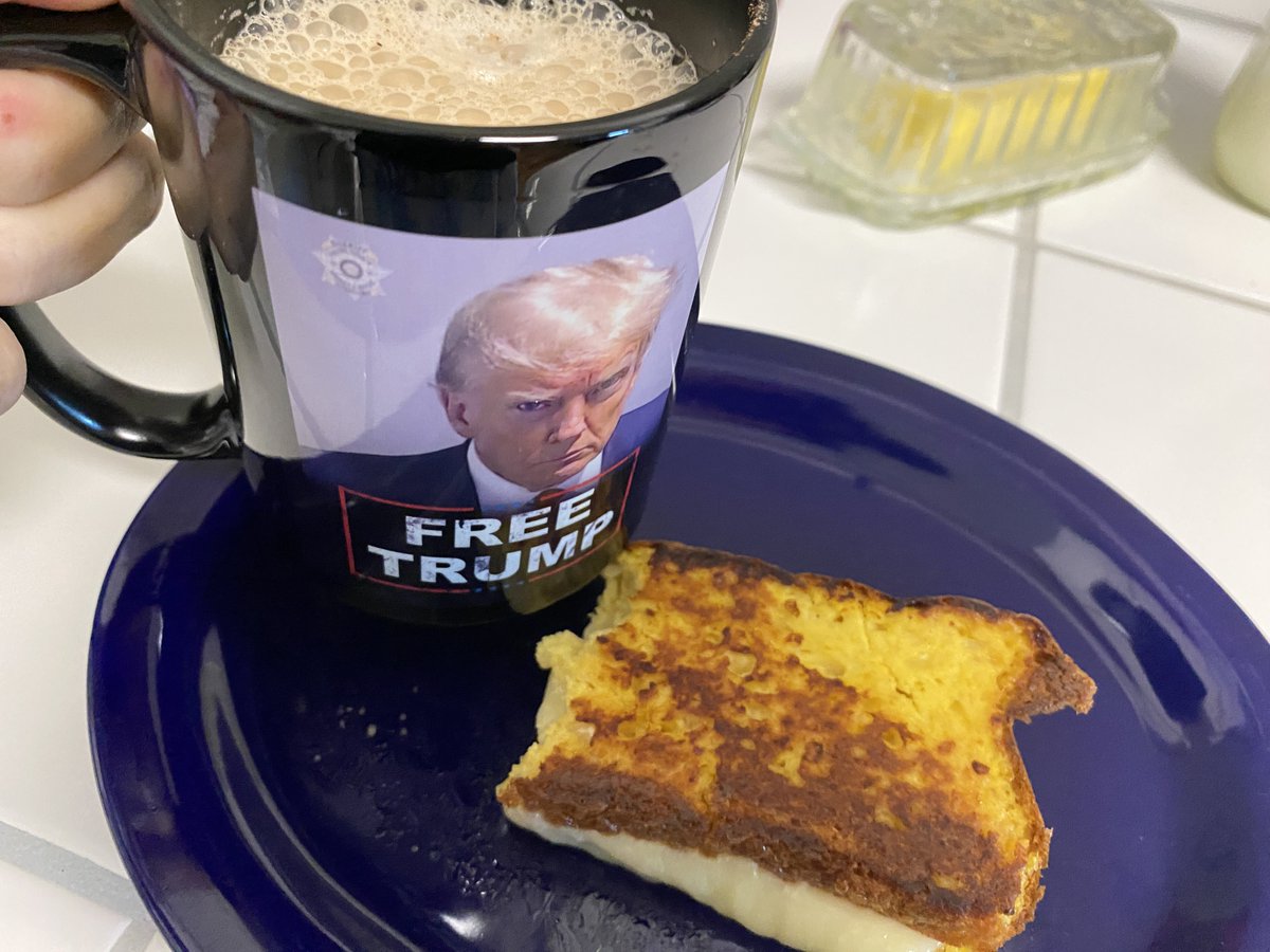 MSpeeg66's tweet image. Who says you can’t eat grilled cheese sandwiches for breakfast.  

#thecarnivorelifestyle
#Carnivorebread #bulletcoffee
#TrumpApproves