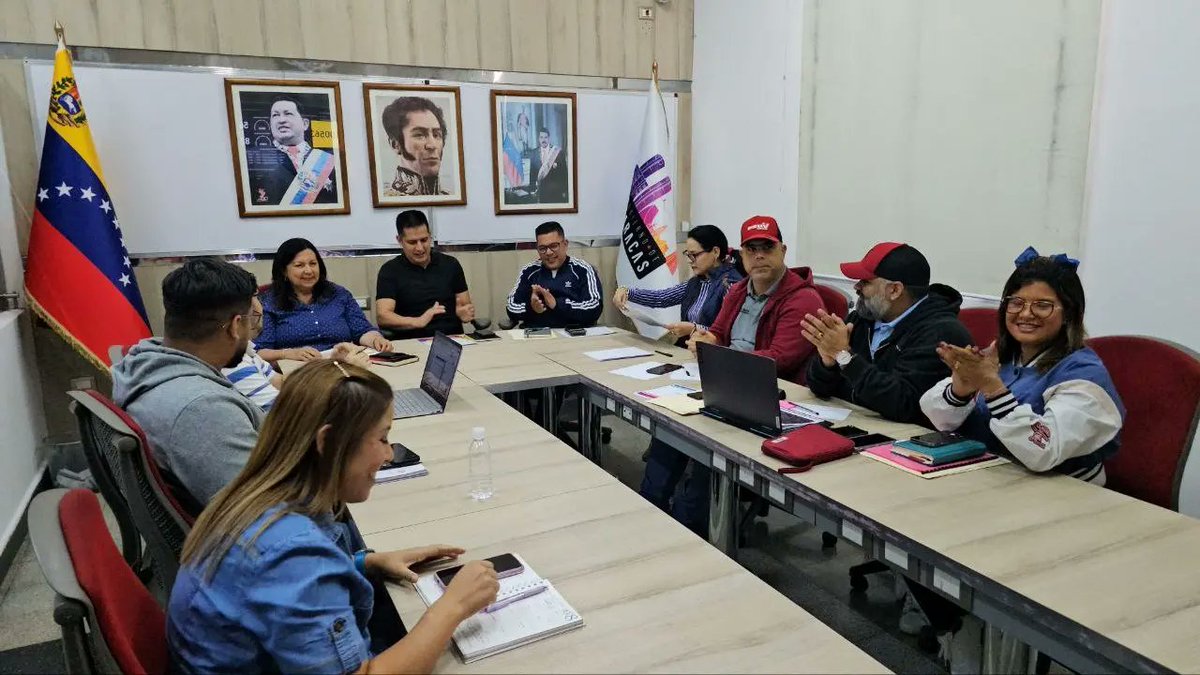 Nahumfernandezm's tweet photo. Sostuvimos reunión con el vicepresidente Sectorial @MervinMaldonad0 y la alcaldesa @gestionperfecta, para establecer nuevas dinámicas que fortalecerán  los programas sociales creados por el presidente @NicolasMaduro, tales como el 1X10 del Buen Gobierno, las Bricomiles y las políticas de renovación implementadas en el Plan de las 7T rumbo al 2030, para asegurar la transformación de la Patria. 

En este sentido, continuaremos desplegados en las 22 parroquias de Caracas, trabajando de la mano con el Poder Popular y el Sistema de Misiones y Grandes Misiones, para alcanzar las metas propuestas. 

¡Vamos con todo!

#AvazandoPorVenezuela
