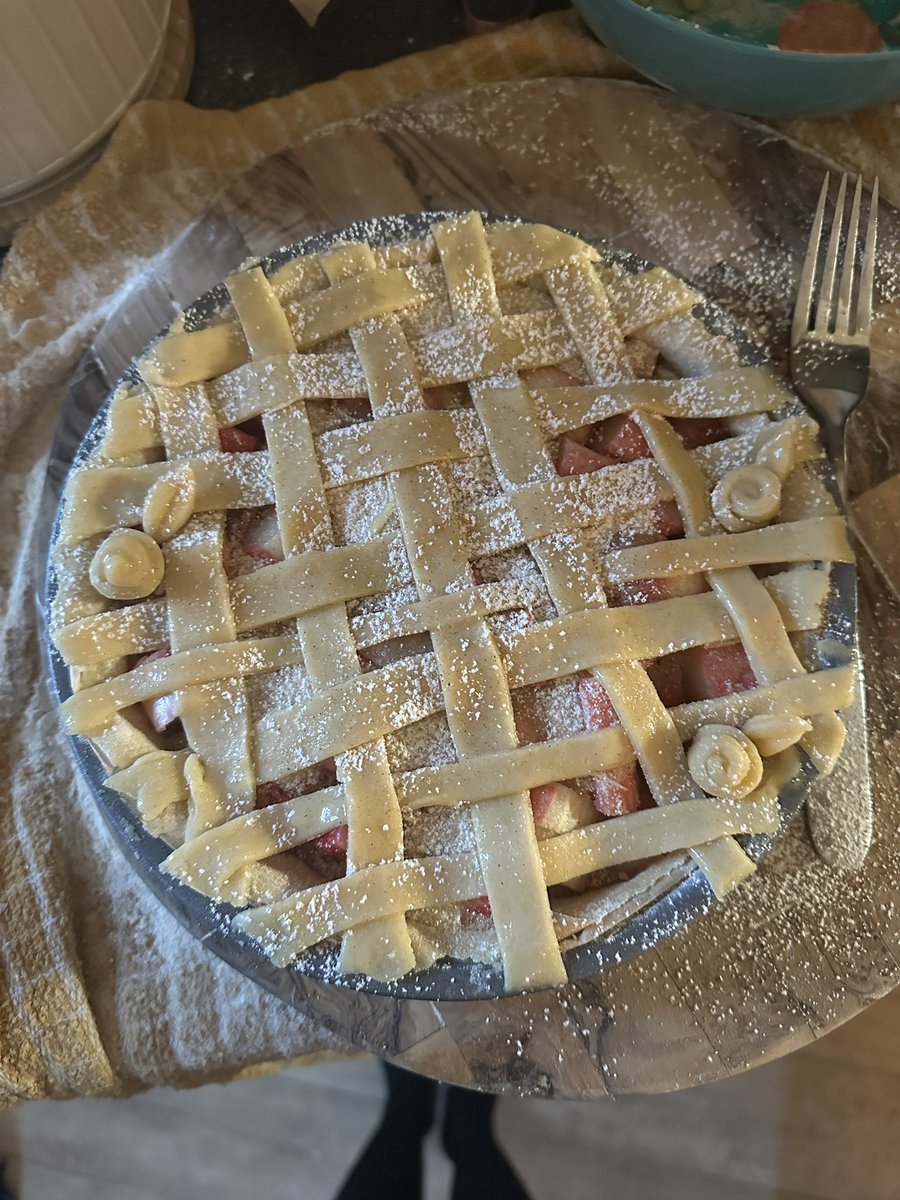 Ready for the oven 🥧 Simple rhubarb with a hint of cinnamon