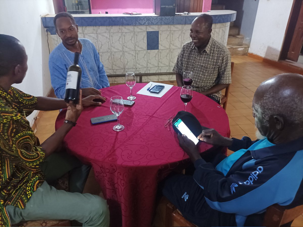 TitiNdema's tweet image. Réunion cet aprem avec des doyens du cinéma et de la télévision.
Nous avons travaillé sur le projet futur nous réunissant.
#art237
#ProdExe