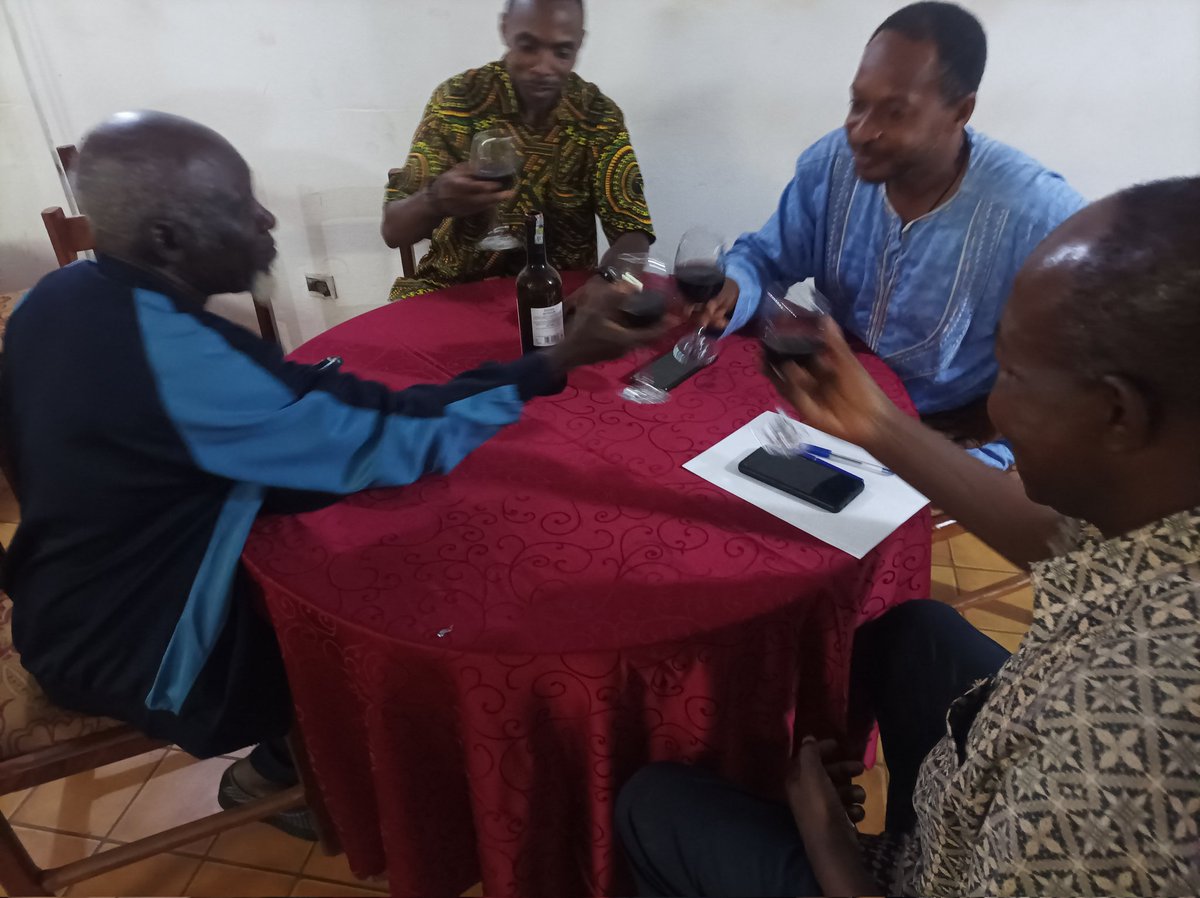 TitiNdema's tweet image. Réunion cet aprem avec des doyens du cinéma et de la télévision.
Nous avons travaillé sur le projet futur nous réunissant.
#art237
#ProdExe