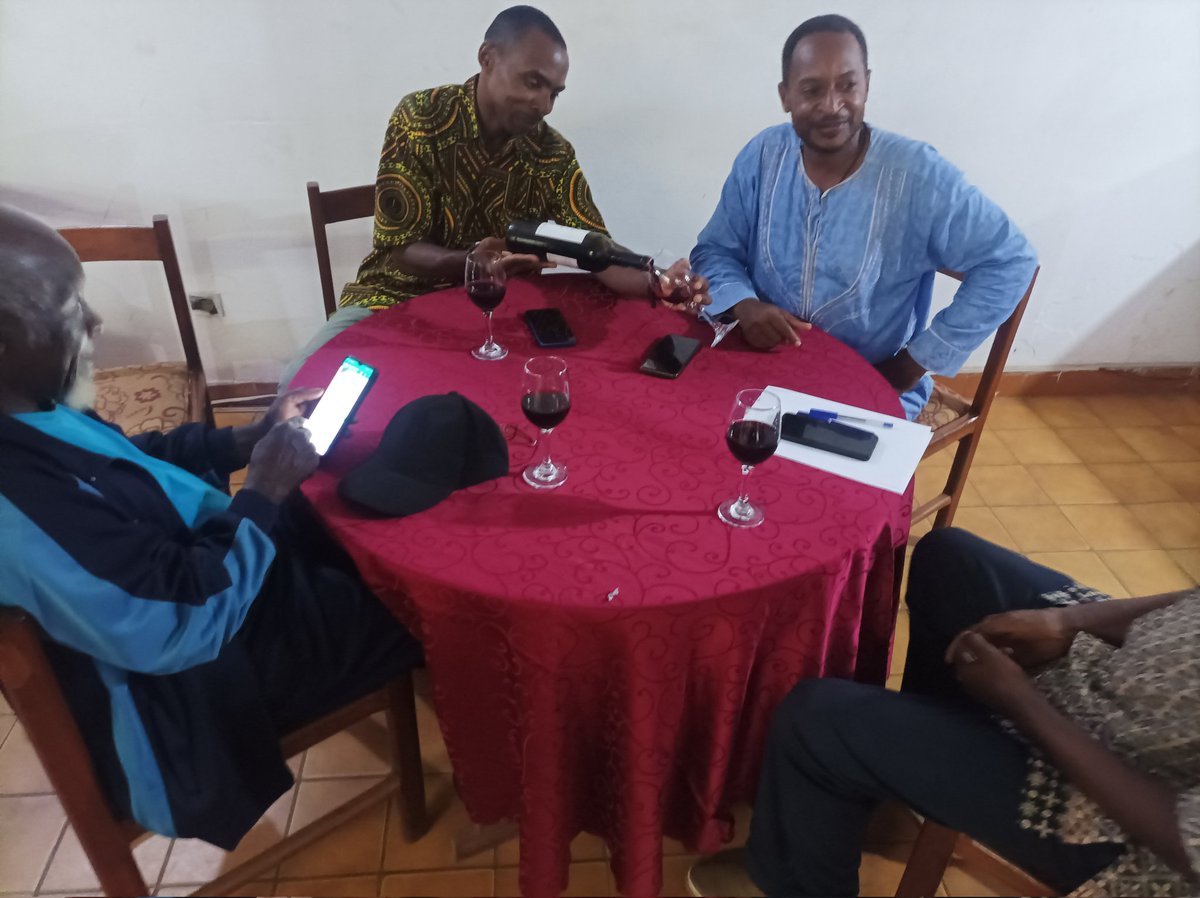 TitiNdema's tweet image. Réunion cet aprem avec des doyens du cinéma et de la télévision.
Nous avons travaillé sur le projet futur nous réunissant.
#art237
#ProdExe