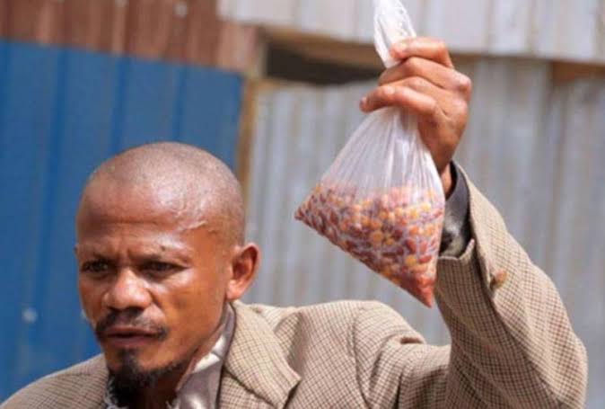 Compilation of Kenyans who went viral unawares for being the purest form of themselves or spitting random phrases Check Thread 👇😂 1. Githeri man