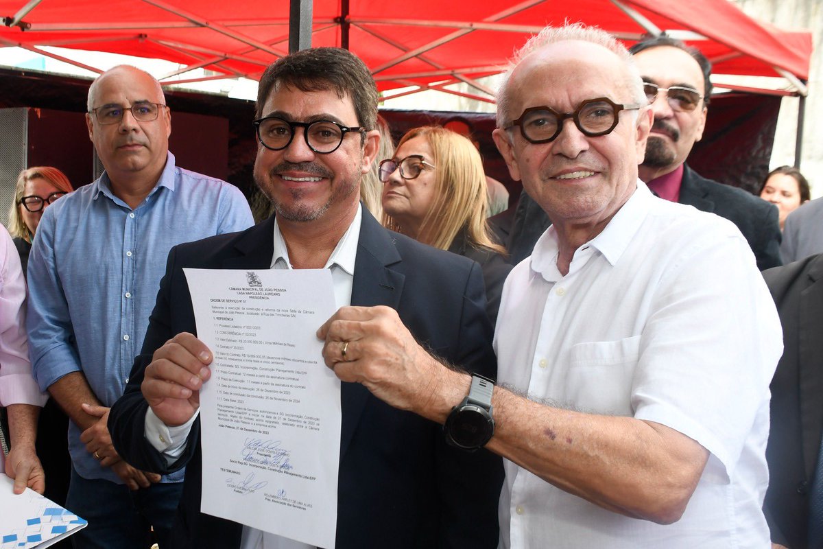 dinhodowsley's tweet photo. O #tbt de hoje é especial!

Em dezembro do ano passado, assinamos OS, ao lado do prefeito @cicerolucena, para construção da nova @camarajp. 

Depois de 20 anos de muitas discussões, João Pessoa ganhará uma nova sede do legislativo mais moderna, sustentável e aconchegante. https://t.co/lUKLFGork5