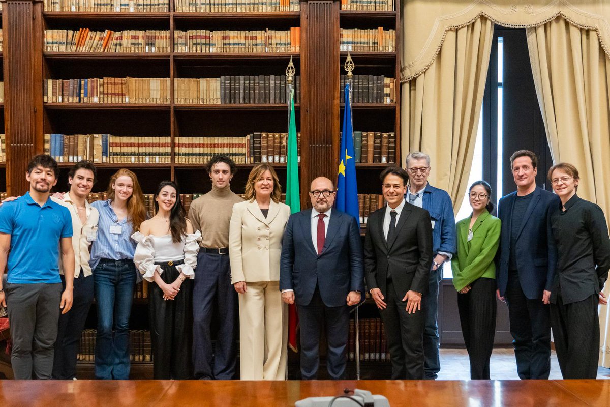 Oggi ho incontrato al <a href="/Mic_Italia/">Ministero della Cultura</a> <a href="/DanieleCipriani/">Daniele Cipriani Ent</a>, direttore artistico de “Les Etoiles”, con i protagonisti del Gala internazionale di danza che si svolgerà venerdì, sabato e domenica, a Roma, all'Auditorium Parco della Musica "Ennio Morricone".
