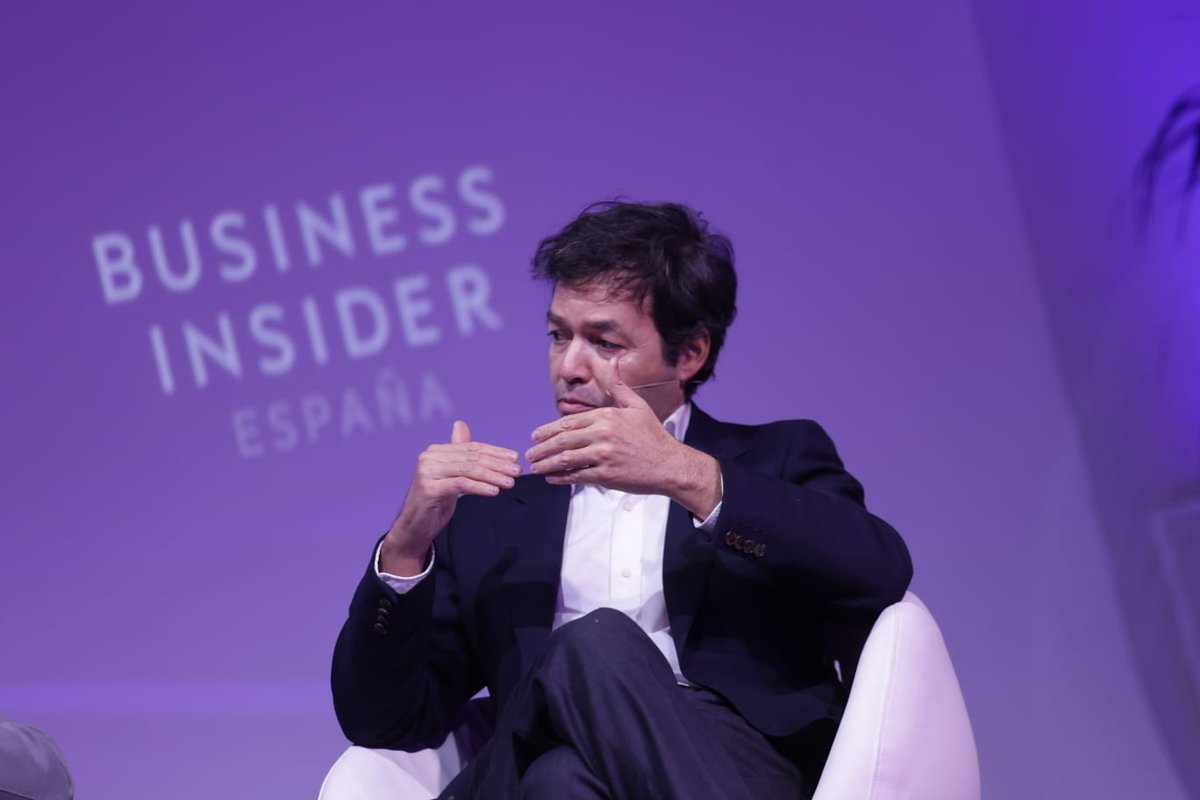 BIEspana's tweet image. 🔴 En directo | #MobilityTalks 

🗣️ Alfredo Serret (@TelefonicaTech): "Gracias al 5G se puede sensorizar una fábrica entera, recopilar datos y reproducir situaciones reales sin tener que incurrir en los perjuicios de un posible fallo"  

Síguelo aquí: youtube.com/watch?v=m37Ihp…