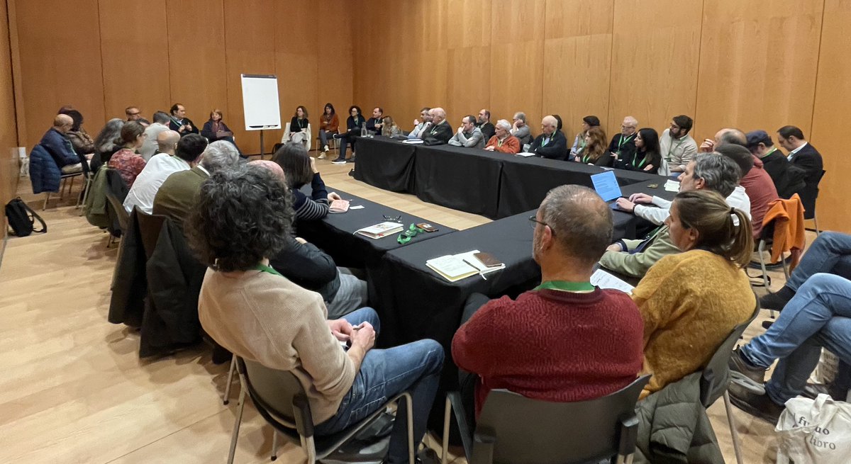 Buena representación de casi todas las CCAA en la mesa gremial que sobre libro de texto tiene lugar en #CongresoLibrerías24. Diferentes modelos, pero problemas comunes, como la venta directa por parte de las editoriales a colegios concertados.