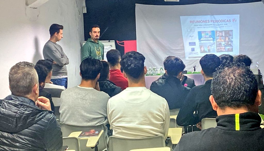 FCyLF's tweet photo. ✔️ Los técnicos @FCyLF del Centro de Tecnificación de las Selecciones #CYL 🔴⚪️ muestran su trabajo a los entrenadores de @SalamancaCFUDS 

@Dani_R_Valles y @SergioEstevezG  hablan de la metodología empleada con los futbolistas infantiles y cadetes ⚽️ https://t.co/XWxkwwOyMR