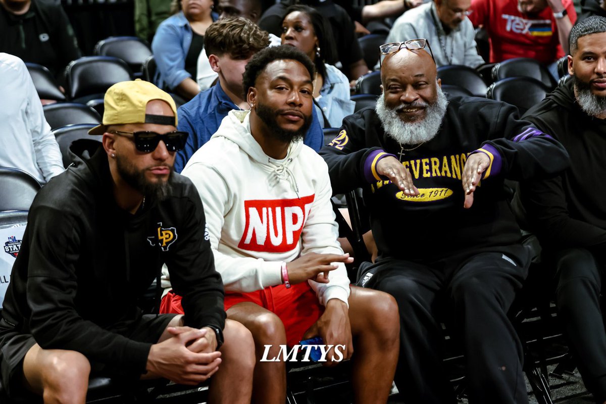 Watched some great basketball, had some great conversations, and laughs with some fellow coaches at the 2024 UIL Boys Basketball State Tournament. Appreciate the 📸 @Laytho_TooLive