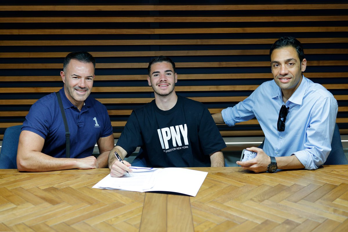 rgfootball_web's tweet photo. RENOVACIÓN | 📑✍🏼

@daavidmaarquez amplía su contrato con el @MalagaCF una temporada más 🔵⚪️

https://t.co/nDhsT8hbAo https://t.co/3akyY9oDJU