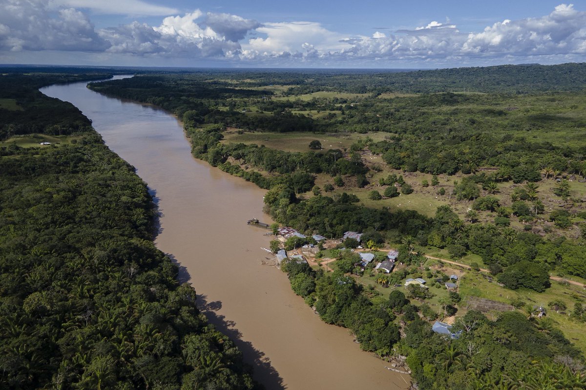 MinAmbienteCo's tweet photo. En el Día de la Acción por los Ríos queremos exaltar la importancia de cuidar estos cuerpos de agua 💧:

1️⃣Tenemos una riqueza hídrica seis veces superior al promedio mundial.
2️⃣Tres de los ríos más importantes de América del Sur están en nuestro país: Amazonas, Orinoco y Magdalena.
3️⃣Somos el hogar de 42 ríos y más de 1800 lagunas y lagos.

¿Cuál es tu acción por los ríos? Cuéntanos en los comentarios y envíanos una foto de tu río favorito. Empezamos nosotros 👀👇