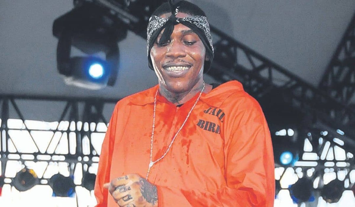 BuzzleMagazine's tweet photo. 【News】
2014年から殺人罪で服役中だったVybz Kartel、イギリスで行われた控訴審で勝利し有罪判決が破棄に
事件はジャマイカの裁判所に差し戻され、今後再審か釈放かの判決が下る https://t.co/Tdm2UmxJDy