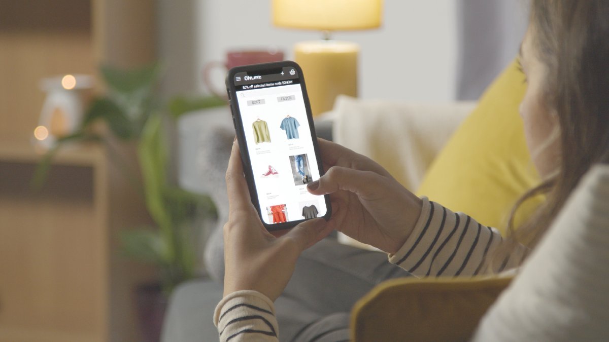 How can #ECommerce designers and content authors enable every customer to find items they’ll love? Check out our latest video from accessible design expert <a href="/DanaRandallNYC/">Dana Randall</a> to learn how to create inclusive, informative online product displays. hubs.la/Q02pvQs00 #A11y