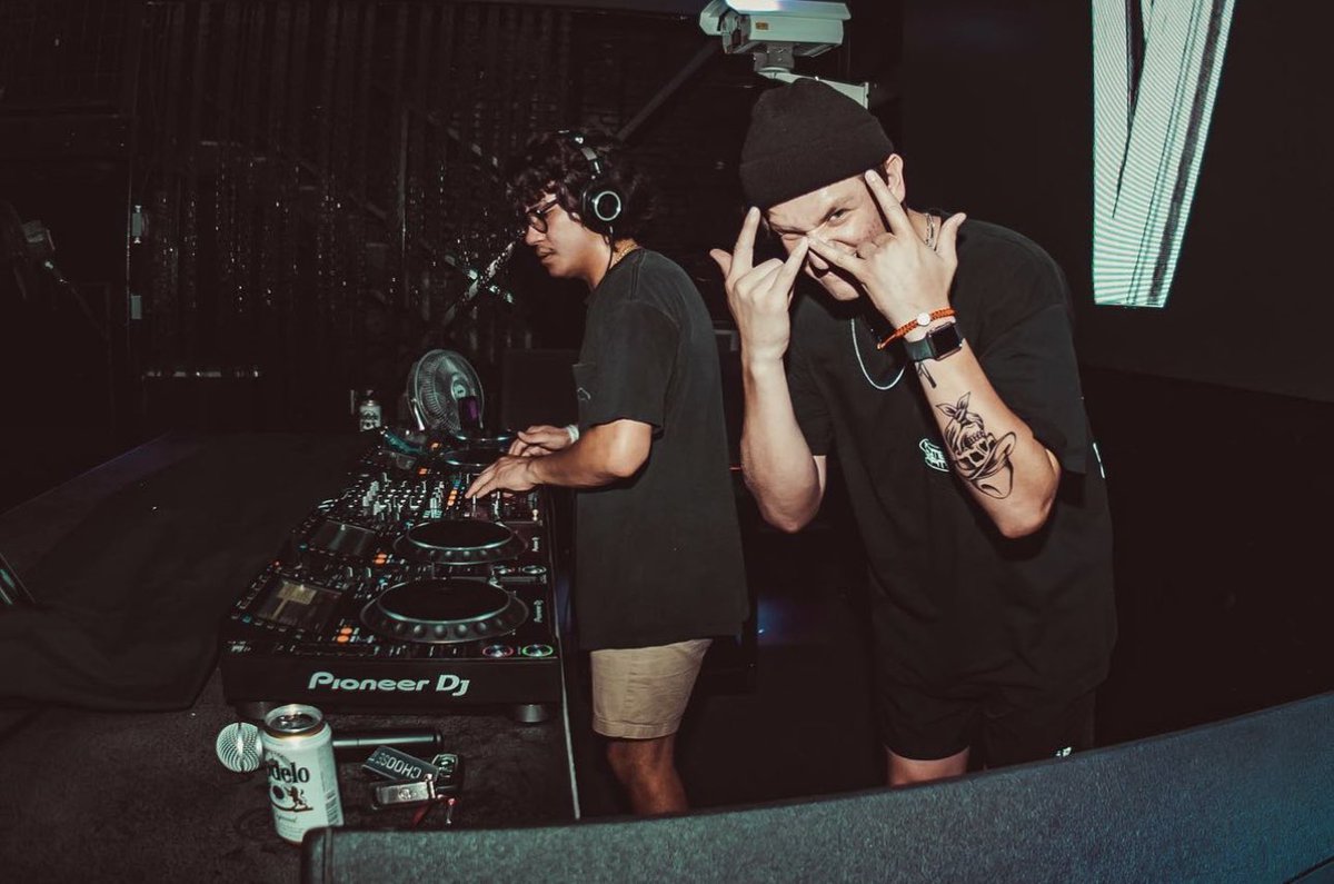 SWITCHBLADEDAVE's tweet photo. SXSW

TONIGHT 10:15-11 PM

ROUND TWO WITH MY BROTHER @m4rtiniofficial 

BL4DE SET

SHOUT OUT BAKED UP

LETS GET IT https://t.co/Tjm85vRKOb
