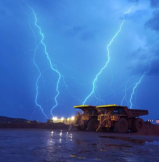 Outletminero's tweet photo. Una noche con un clima lluvioso y algunos relámpagos, pero hace lucir increíble esos dos yucles mineros. 🛠🖤⚙

#minería #yucle #minero #maquinaspesadas #paisaje #fotografia https://t.co/7PGK4yddhK
