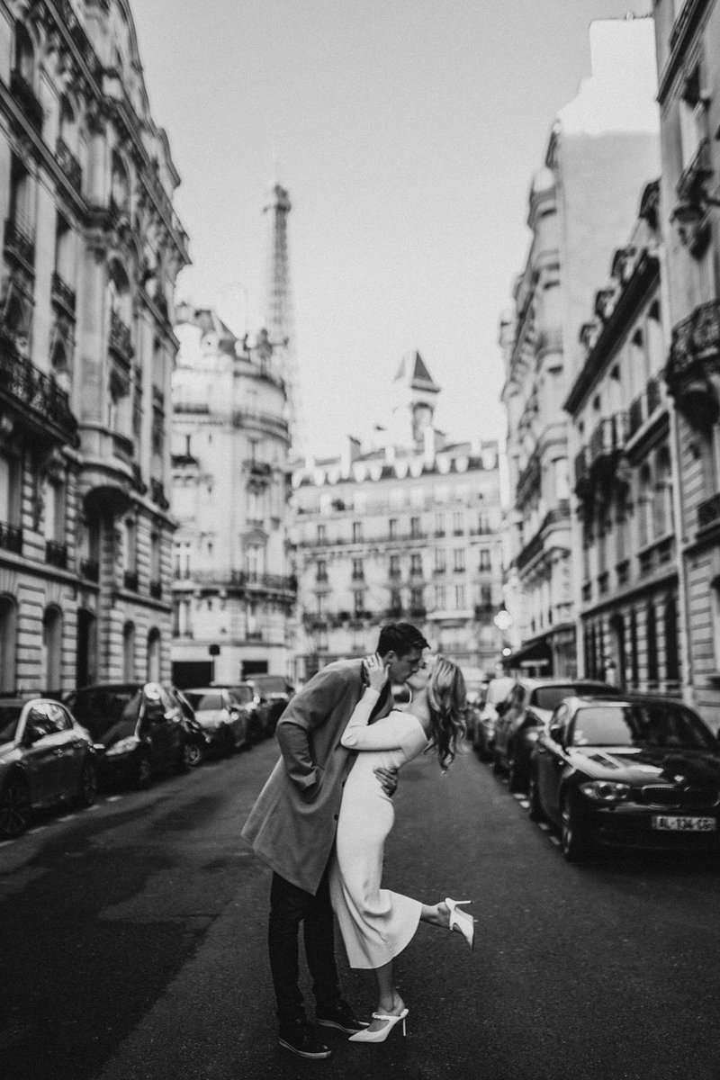In Paris, we found our timeless moment 🤍
👉🏻More Inspiration: pinterest.com/fevrierphoto/
#parisphotographer #bw_photography  #blackandwhite #blackandwhitephotography