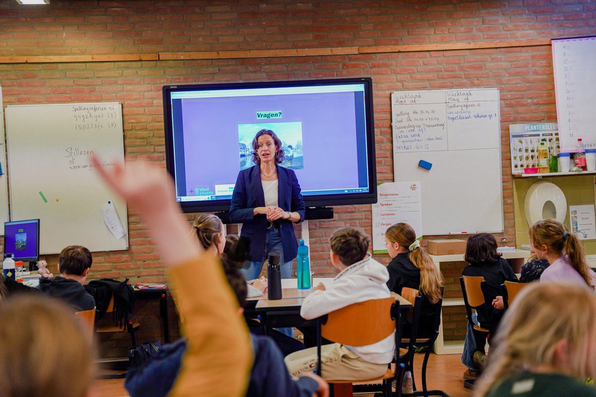 Gisteren een leuke gastles gegeven aan groep 7/8 in de #weekvanhetgeld. 
O.a. over het prachtige boek “mijn moeder is een dekbed” van Lisette van Geel.
Over het thema Hoe ben jij geld de baas? #armoede #sparen, #influencers 
- foto: Glenn van Haasen, <a href="/UniqueStudios_/">UniqueStudios</a>