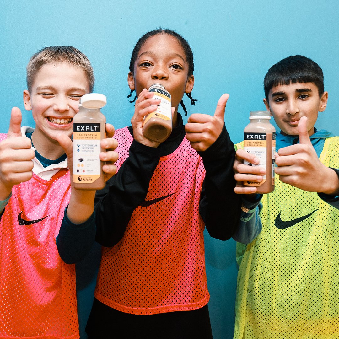 SpursFoundation's tweet photo. Youngsters took part in a #PLKicks session with a juicy difference during Nutrition and Hydration Week 🍏

Tuesday’s session saw children aged 8-15 taste test smoothies donated by EXALT &amp; made their own under the guidance of club head of nutrition Emma Tester 🙌

Find out more ⤵️