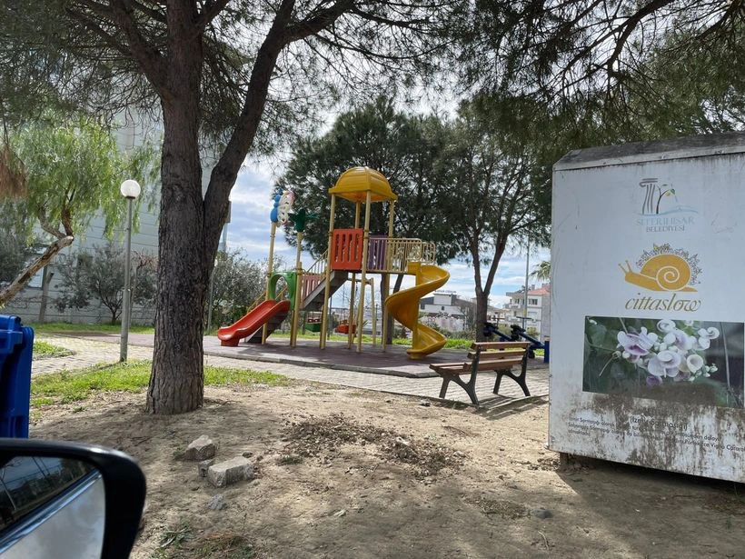 izmirgibiyiz's tweet photo. Seferihisar Belediyesi'nin, Çolak İbrahim Mahallesi'nde "yeşil alan" ve "çocuk parkı" olarak gösterilen alanı sattığı ve yerine bina yapılacağı öğrenildi. (Oda TV) https://t.co/J97L2AepdA