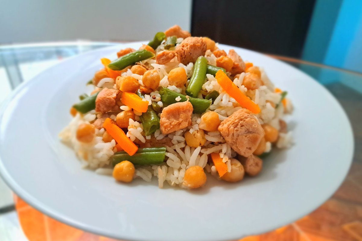 Almuerzo Veggie 😋
Una combinación llena de textura y sabor.
.
.
.
Arroz, proteína texturizada de soya, garbanzos salteados, habichuela y zanahoria. Acompañado con aguacate, será toda una delicia 😉

#Lunch #veggie #saludable #nutricionista #delicious