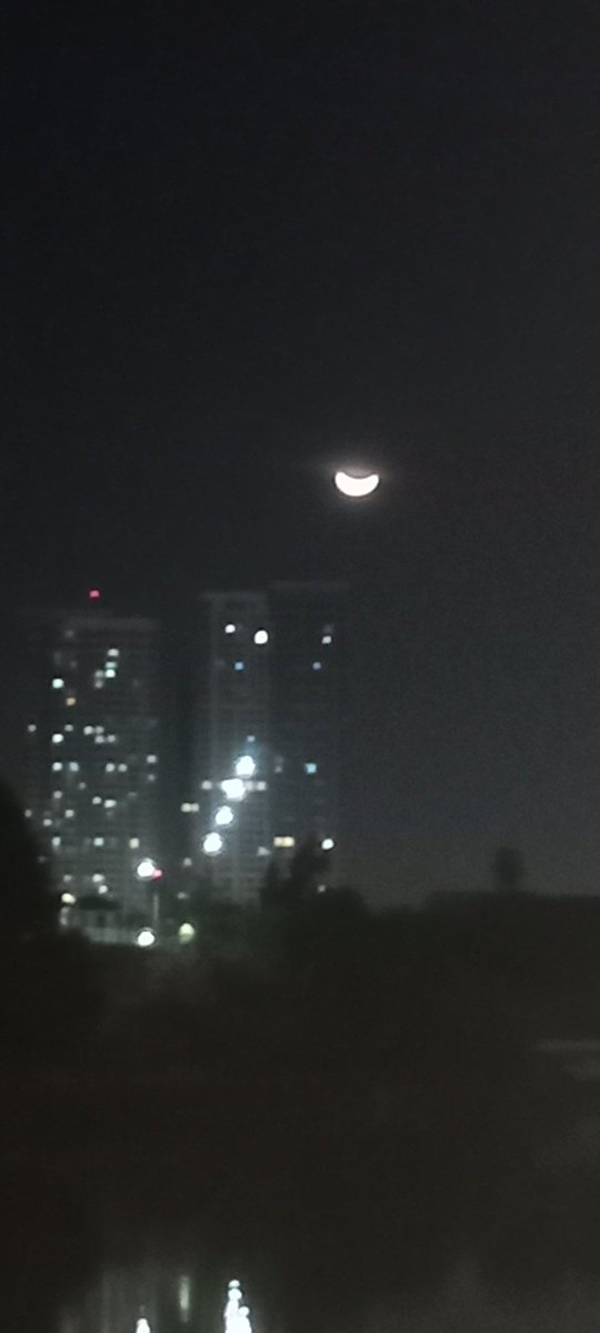 snoopsiedaisy's tweet photo. the moon is smiling https://t.co/JF6Cc1GtZ2