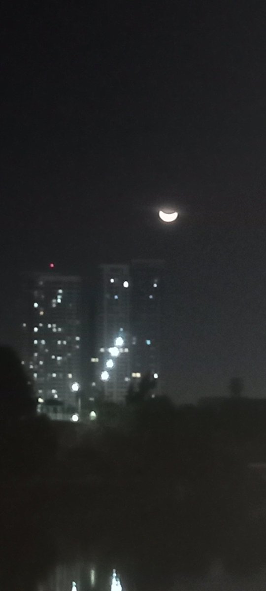 snoopsiedaisy's tweet photo. the moon is smiling https://t.co/JF6Cc1GtZ2