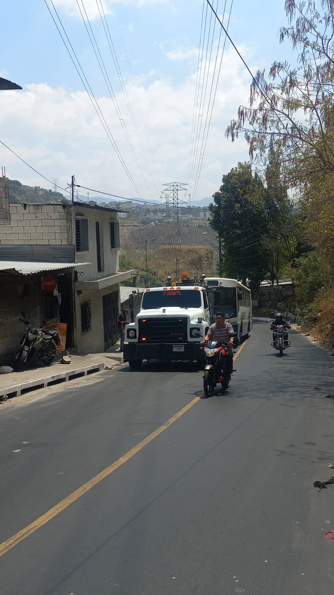 SantosDalia's tweet photo. Bus averiado en la ruta del #Bucaro hacia la esperanza zona 12 de #Villalobos #Preen el #TraficoVN https://t.co/4ioOguUj6O