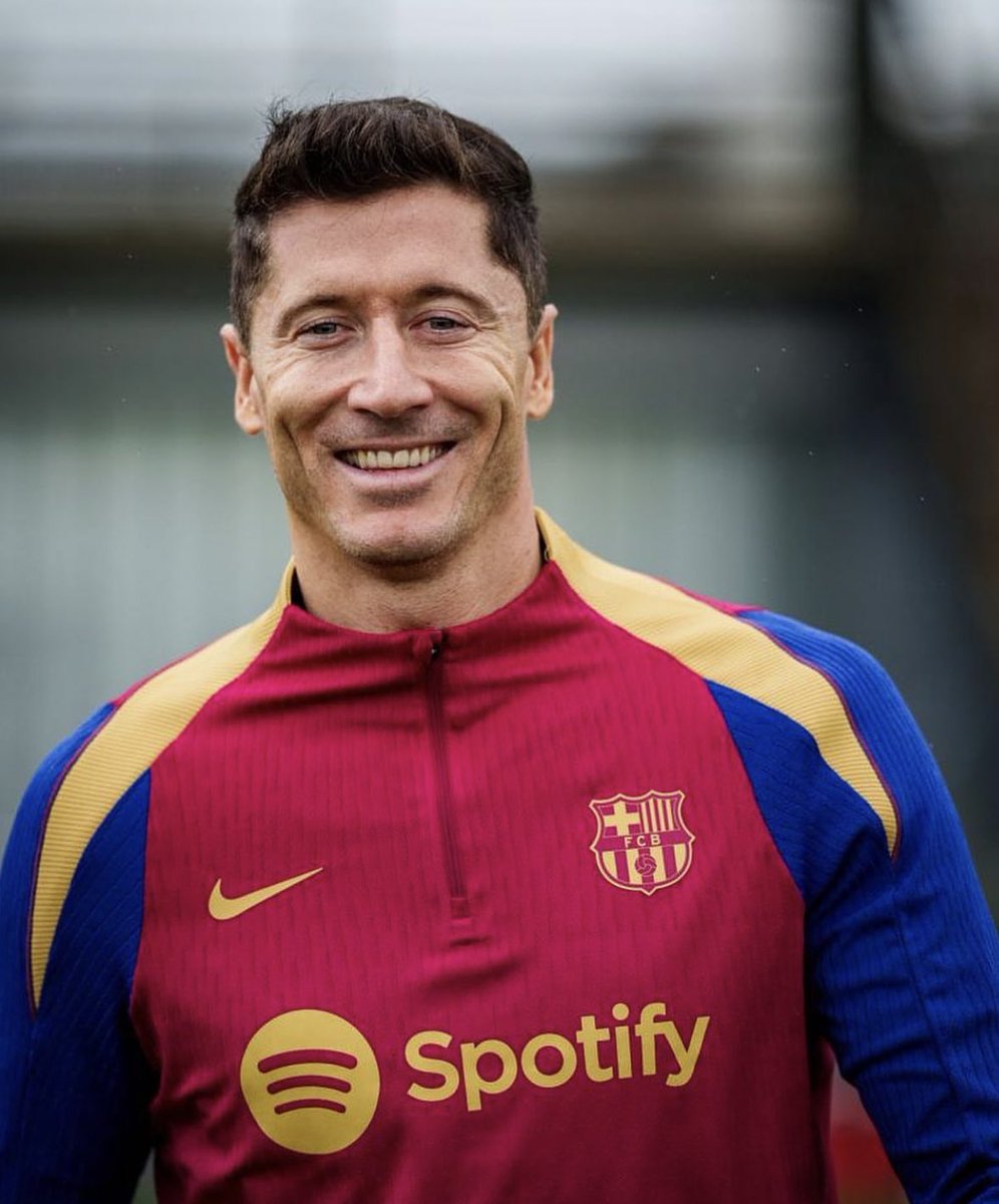 FabrizioRomano's tweet photo. 🚨🔵🔴 Lewandowski on his future: “It’s clear for me, I’m gonna stay at Barcelona next season”.

“One day somebody writes one thing, next day it is completely opposite. For me everything is clear”, told @wlodar85. https://t.co/x0G70QGtd0