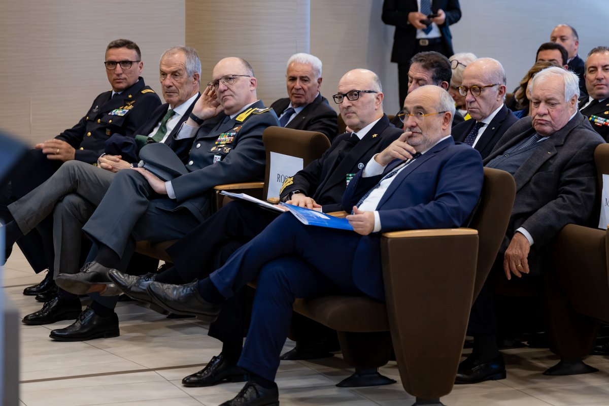 Il XVI Master #UCBMAcademy in Homeland Security è inaugurato dal conferimento del premio #SineCura all’Ammiraglio e Comandante Generale della <a href="/guardiacostiera/">Guardia Costiera</a> Nicola Carlone. Per l'impegno nella #sicurezza in mare e sulle coste.